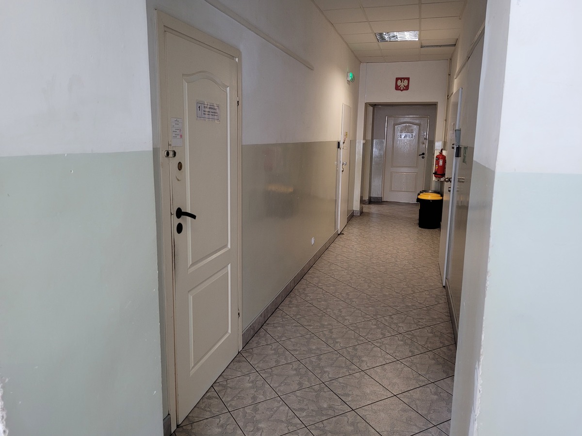 na zdjeciu widoczny jest korytarz, który nie posiada progów do drzwi wejściowych