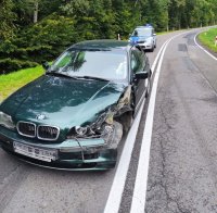 Uszkodzony pojazd marki BMW. Rozbity lewy reflektor i lewy błotnik