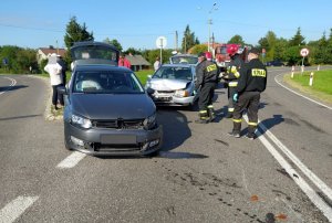 Uszkodzone pojazdy marki Volkswagen na skrzyżowaniu ulic Parczewskiej i Łęczyńskiej