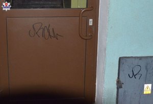 drzwi pomalowane graffiti oraz skrzynka elektryczna