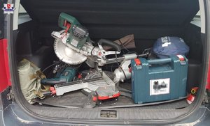 skradzione elektronarzędzia w bagażniku pojazdu