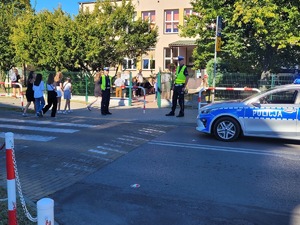 dwoch policjantow rd w rejonie przejscia dla pieszych przy szkole