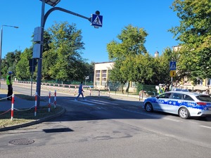 policjanci rd w rejonie skrzyżowania przy szkole podstawowej