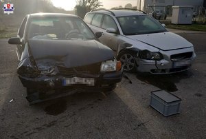 uszkodzone pojazdy volvo i vw polo podczas kolizji
