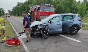 rozbity pojazd na drodze, uczestnik wypadku i służby