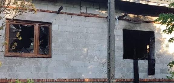 ściana z uszkodzonymi po wybuchu oknami